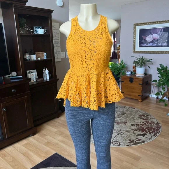 Haute Monde gold sleeveless crochet type blouse-size M - Picture 4 of 10